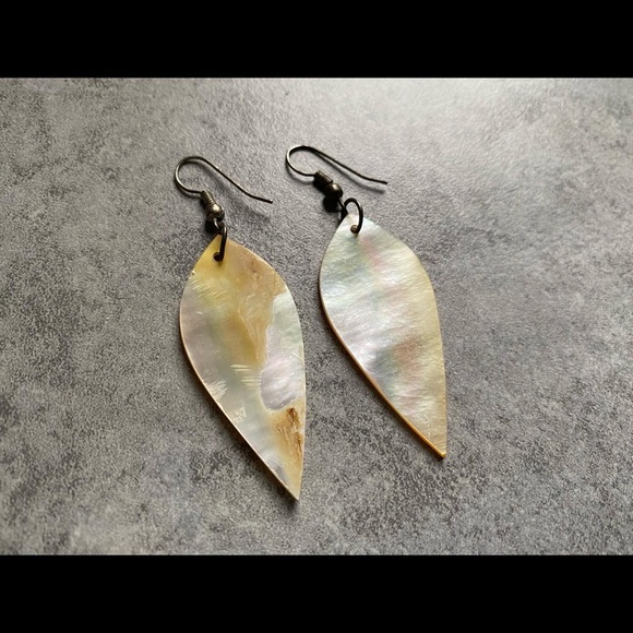 Vintage petal shaped shell 🐚 earrings - Picture 3 of 3